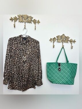 Modern animal print blouse with a balloon style sleeve 2X ptp 26” L 32”